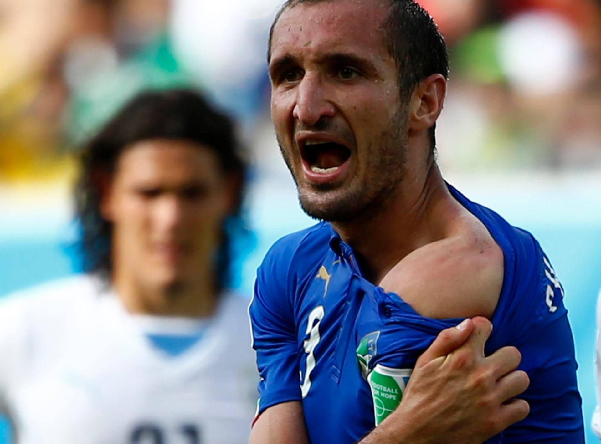 Giorgio Chiellini vạch áo cho trọng tài xem vết cắn của Luis Suarez năm 2014