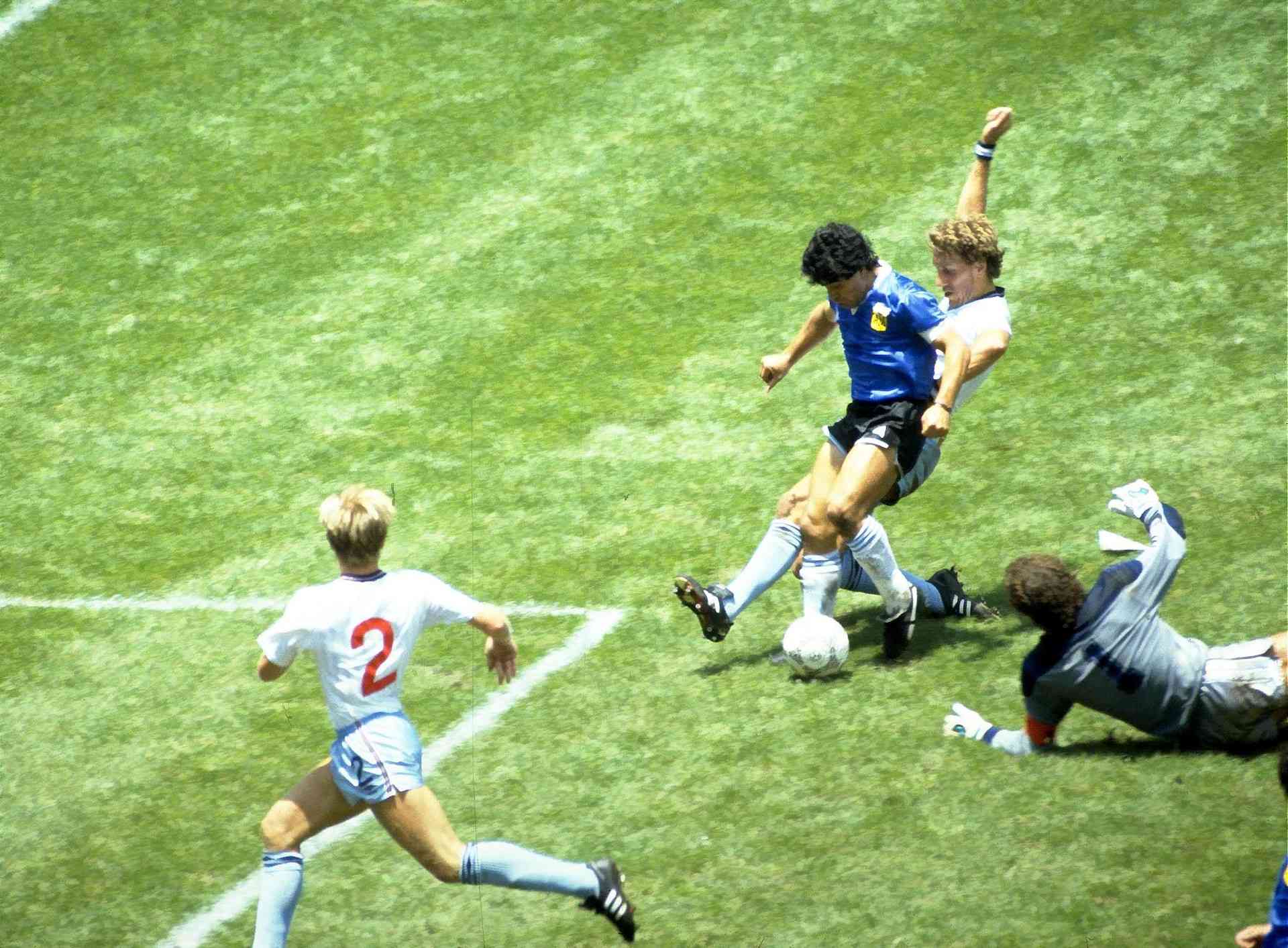 Diego Maradona lừa bóng qua hàng thủ tuyển Anh ghi bàn thắng thế kỷ năm 1986