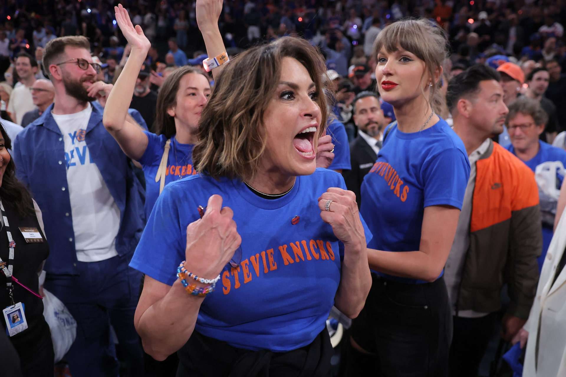 Nữ diễn viên Mariska Hargitay vui mừng khi Knicks thắng trận 4