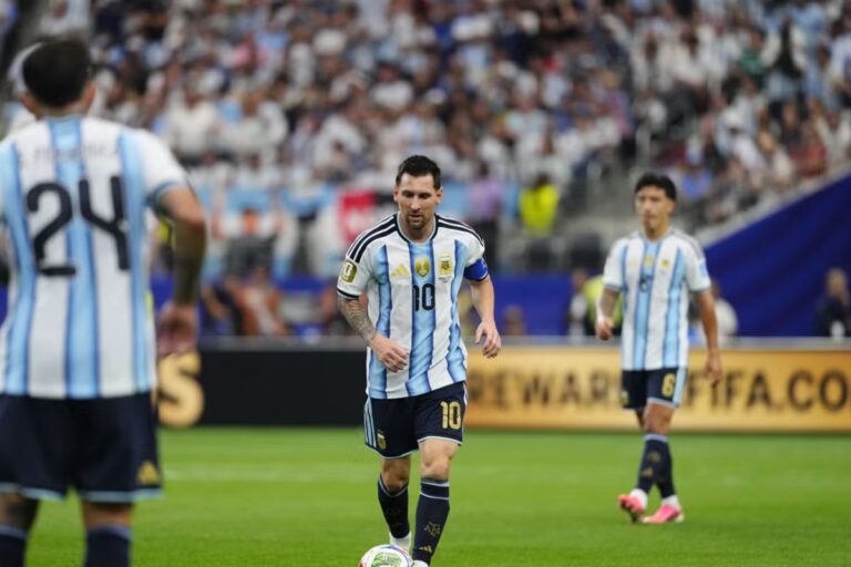 Mổ xẻ góc khuất VAR: Bàn thắng kỷ lục của Lionel Messi có hợp lệ? Mổ xẻ góc khuất VAR: Bàn thắng kỷ lục của Lionel Messi có hợp lệ