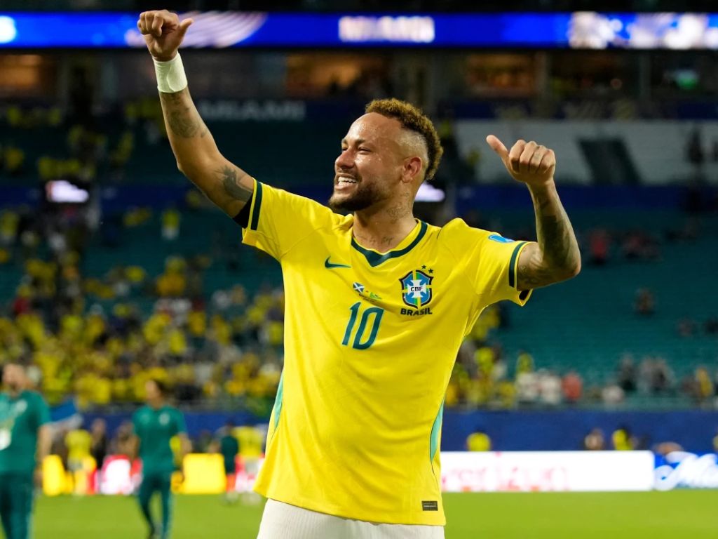 Neymar và 14 phút rực sáng trên khán đài