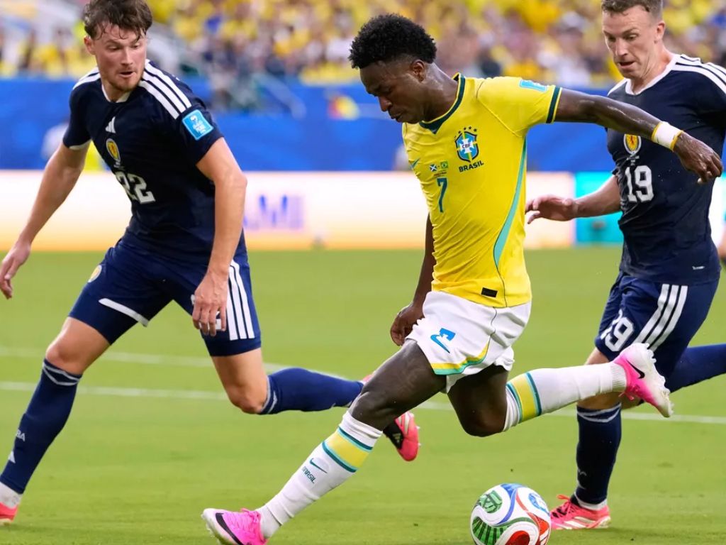 Ngôi sao tỏa sáng trong trận thắng Scotland 3-0