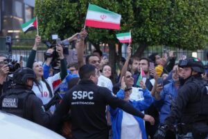 Người hâm mộ đội tuyển bóng đá Iran vẫy tay chào các cầu thủ khi họ đến Tijuana, Mexico
