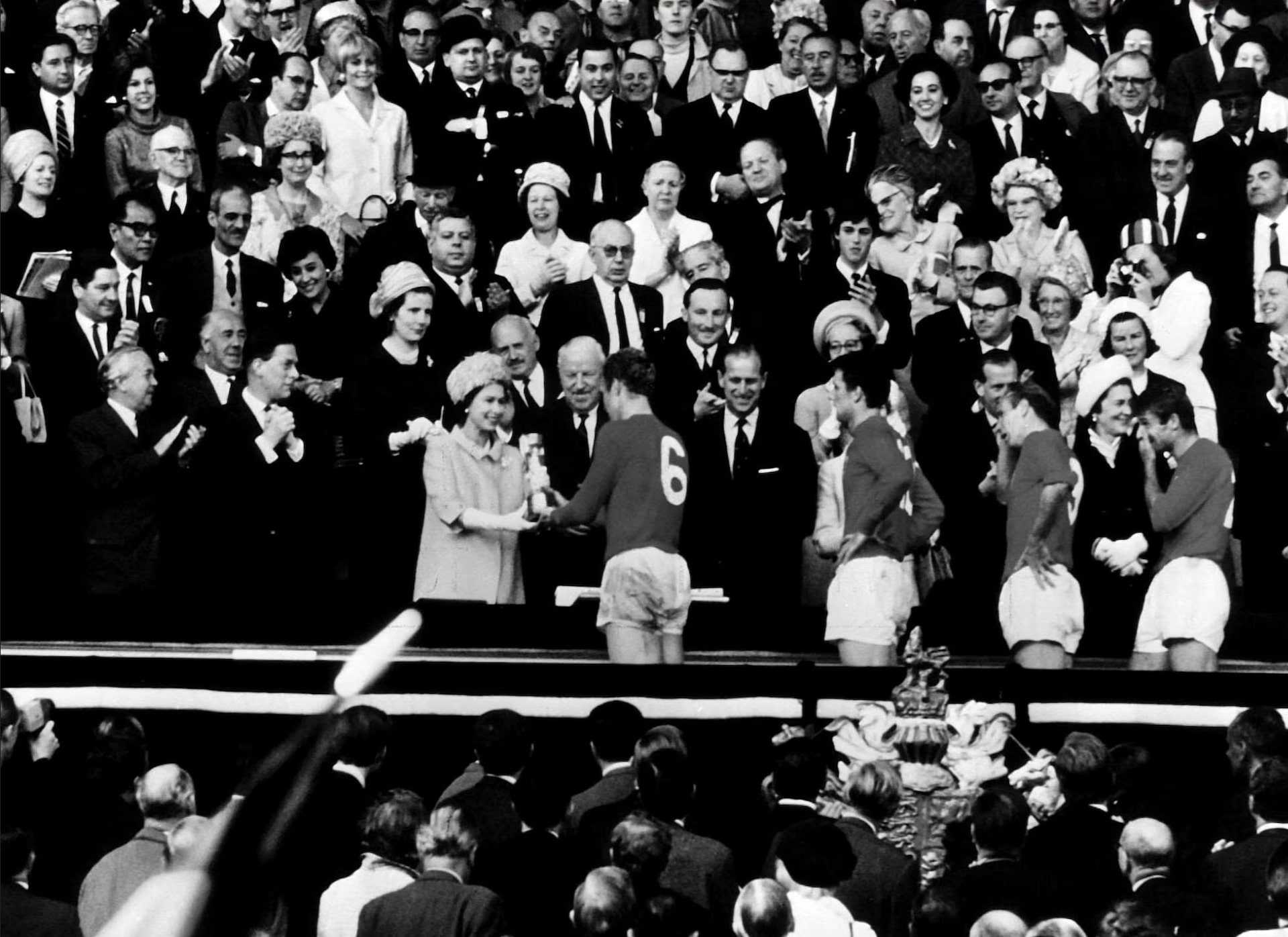 Nữ hoàng Elizabeth II trao cúp vô địch cho Bobby Moore tại Wembley năm 1966