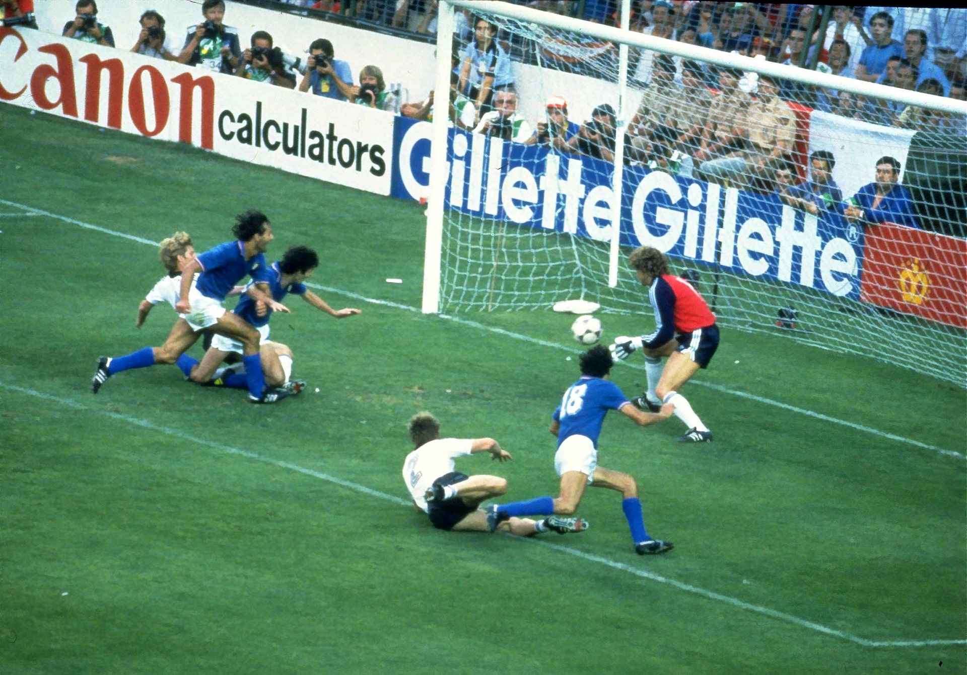 Tiền đạo Paolo Rossi ghi bàn mở tỷ số cho tuyển Ý trong trận chung kết năm 1982