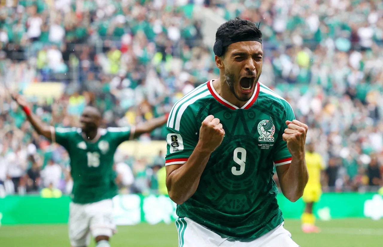 Raúl Jiménez xúc động ăn mừng bàn thắng giúp Mexico nâng tỷ số lên 2-0