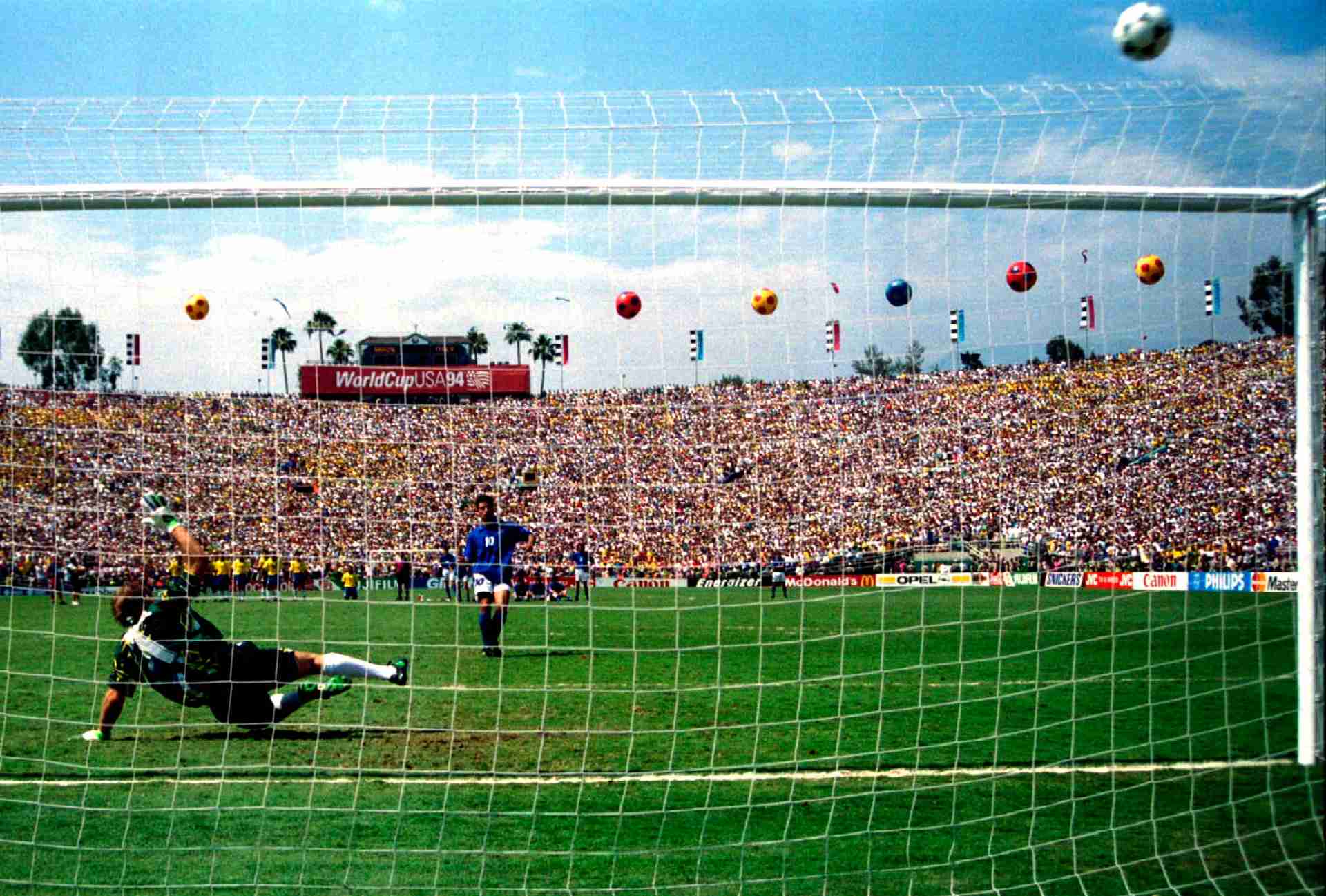 Roberto Baggio đứng lặng người sau cú sút luân lưu hỏng ăn năm 1994