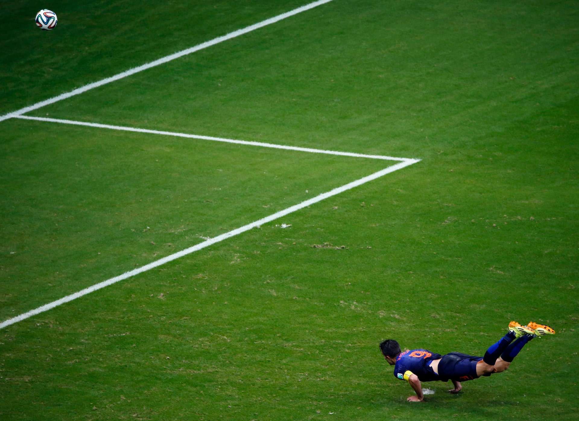 Cú đánh đầu bay người kinh điển của Robin van Persie vào lưới Tây Ban Nha năm 2014