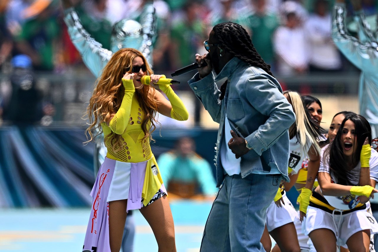 Shakira kết hợp cùng Burna Boy trong tiết mục khép lại lễ khai mạc đầy bùng nổ tại Mexico