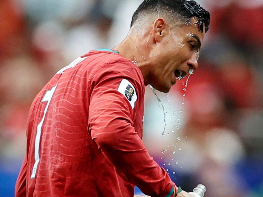 Tiền đạo Cristiano Ronaldo dội nước lên đầu để giải nhiệt trong quãng nghỉ tiếp nước ở hiệp hai trận gặp Uzbekistan