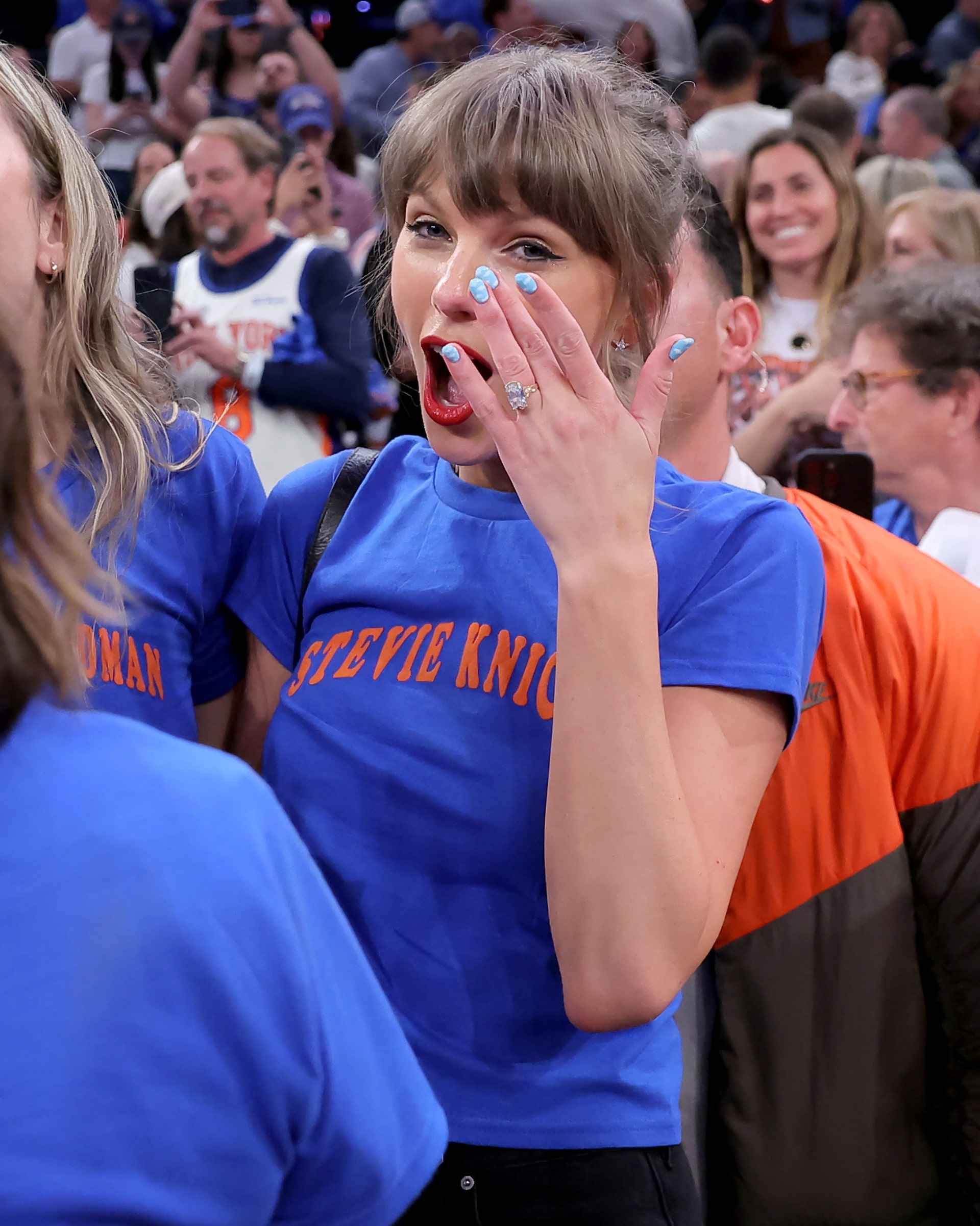 Taylor Swift ăn mừng cuồng nhiệt sau chiến thắng trận 4 của New York Knicks