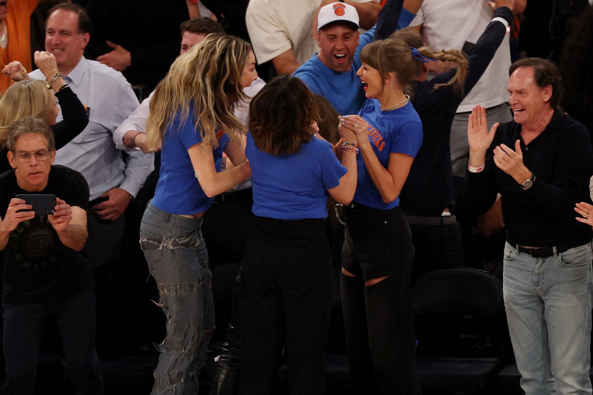  Taylor Swift Mariska Hargitay và chị em nhà Haim những phút cuối trận 4