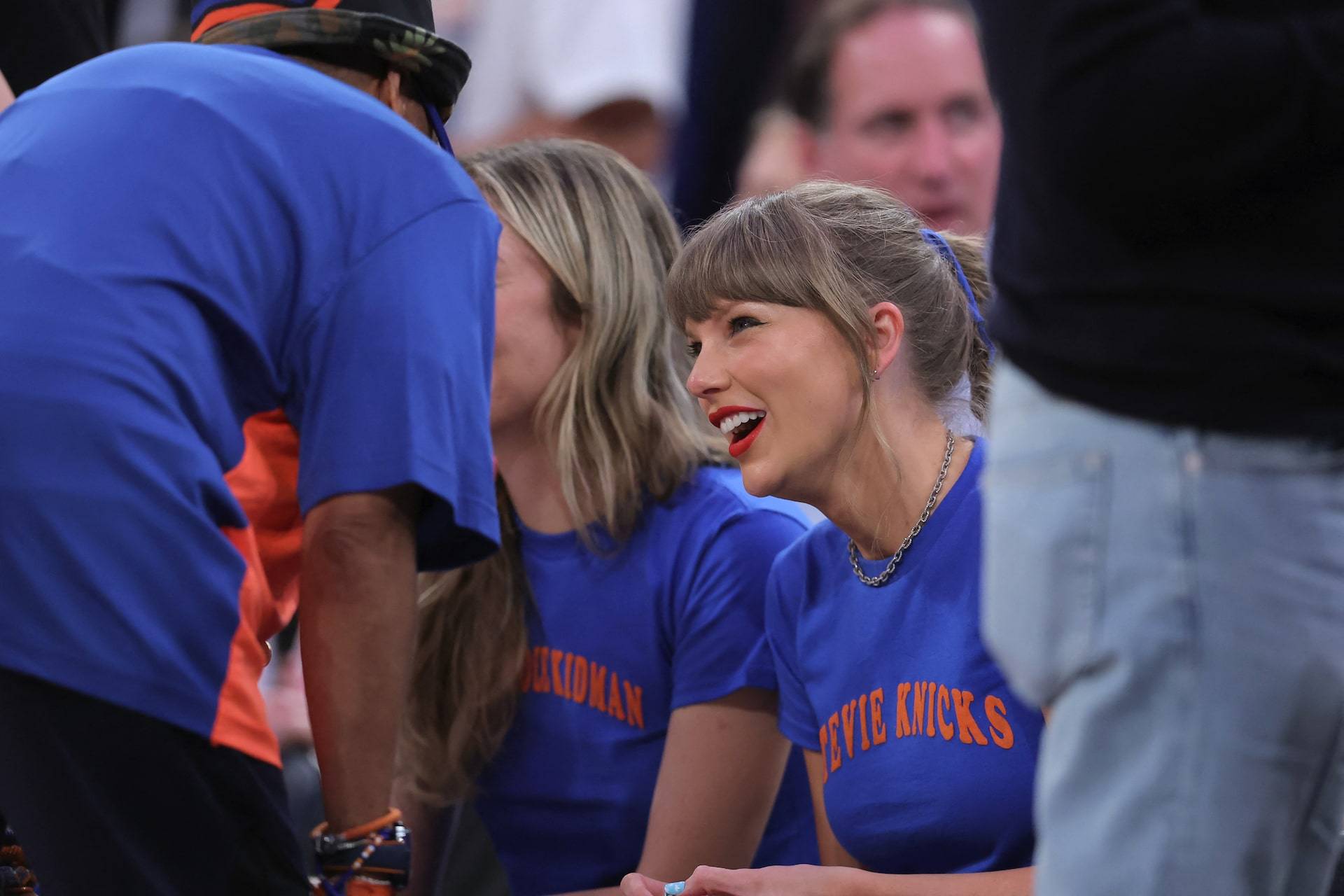 Taylor Swift trò chuyện thân thiết cùng đạo diễn Spike Lee tại trận 4