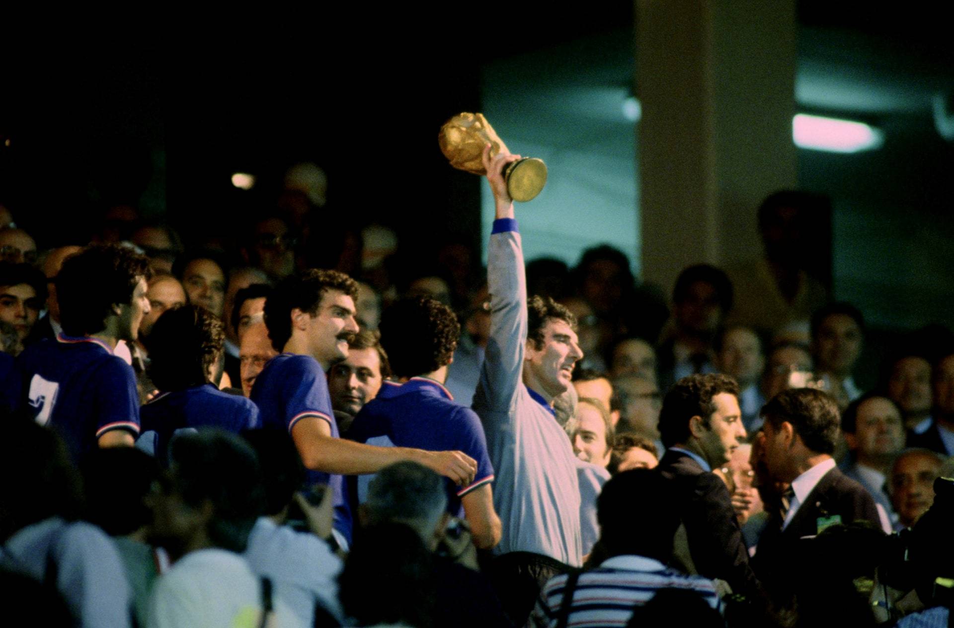 Thủ môn 40 tuổi Dino Zoff nâng cao cúp vô địch cùng tuyển Ý năm 1982