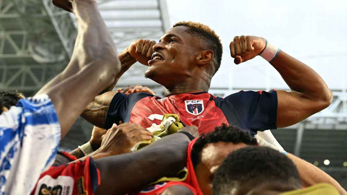 Tiền đạo Helio Varela của Cape Verde ăn mừng cùng đồng đội sau khi ghi bàn vào lưới Uruguay