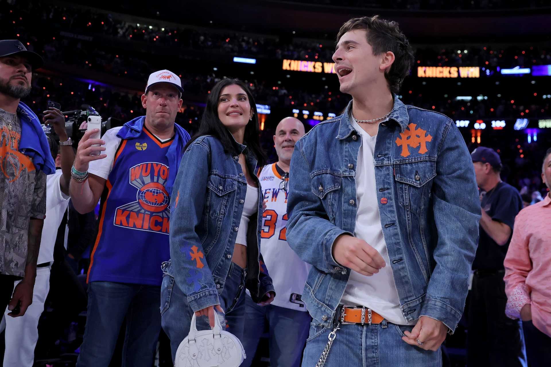  Timothee Chalamet và Kylie Jenner chung đôi tại hàng ghế đầu trận 4