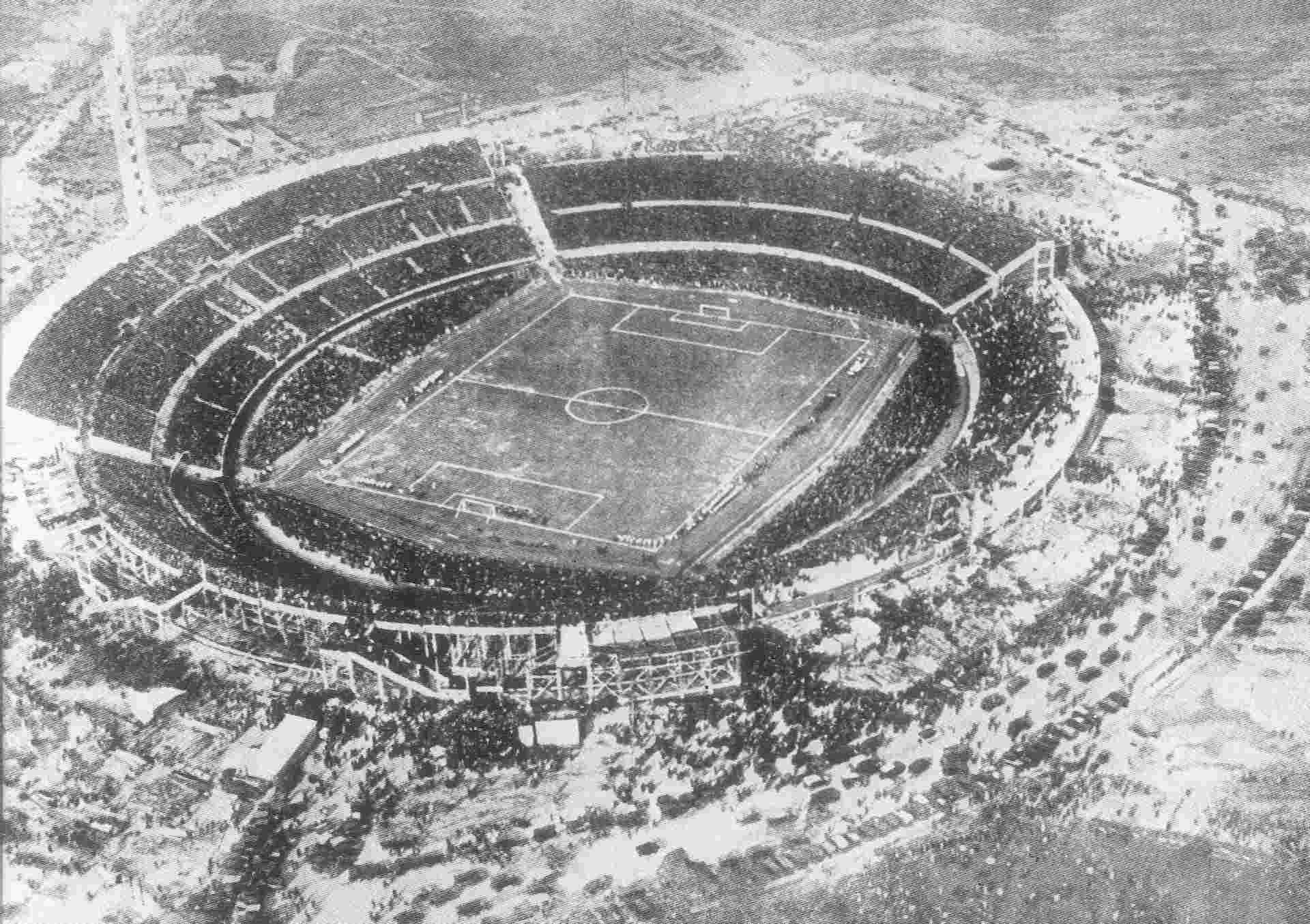 Góc nhìn trên cao toàn cảnh trận chung kết World Cup đầu tiên tại Uruguay năm 1930