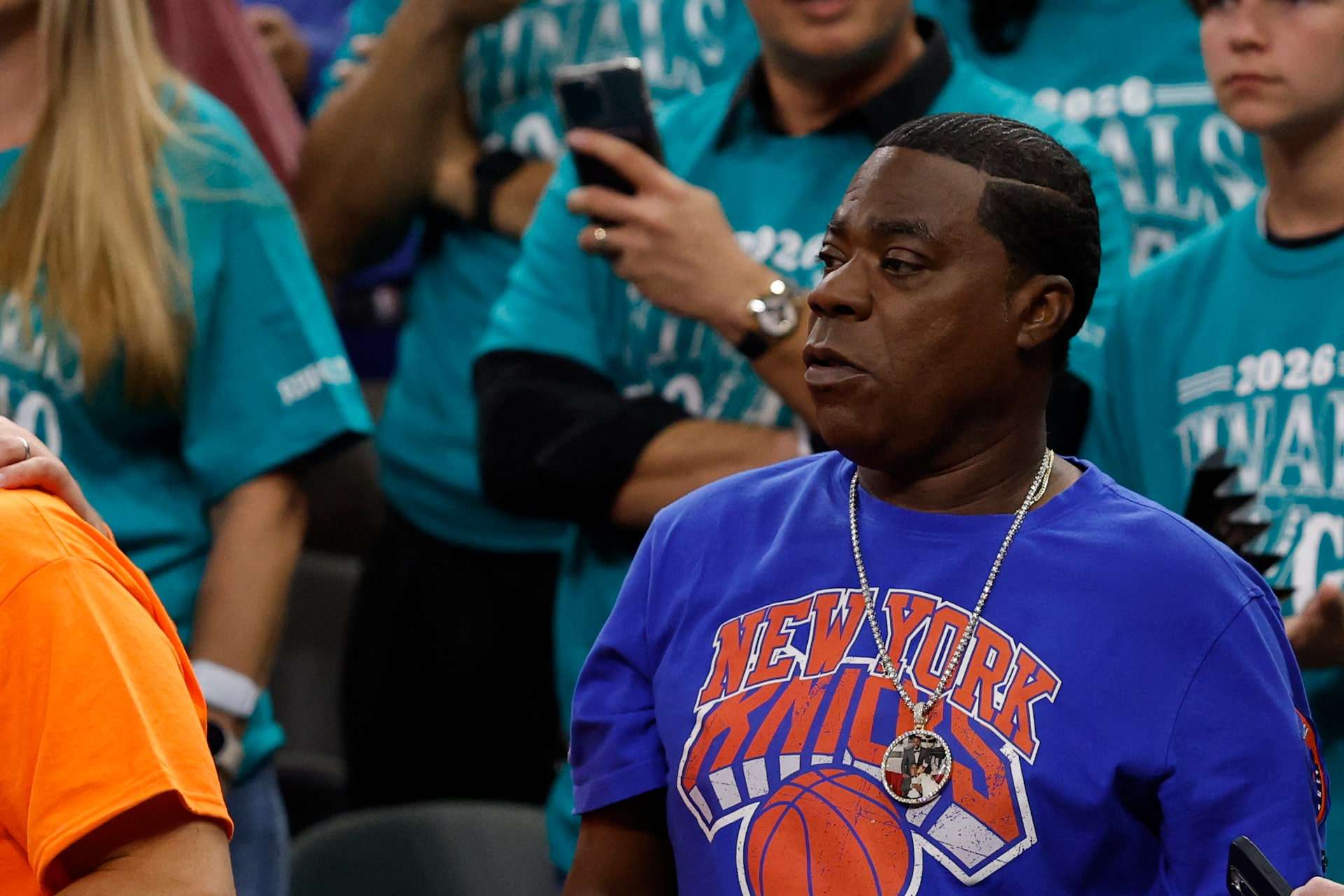 Danh hài Tracy Morgan ngồi hàng ghế đầu courtside tại trận 1