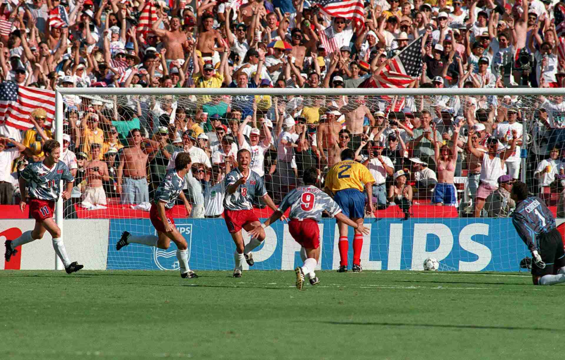 Các cầu thủ tuyển Mỹ ăn mừng khi Andres Escobar của Colombia phản lưới nhà năm 1994