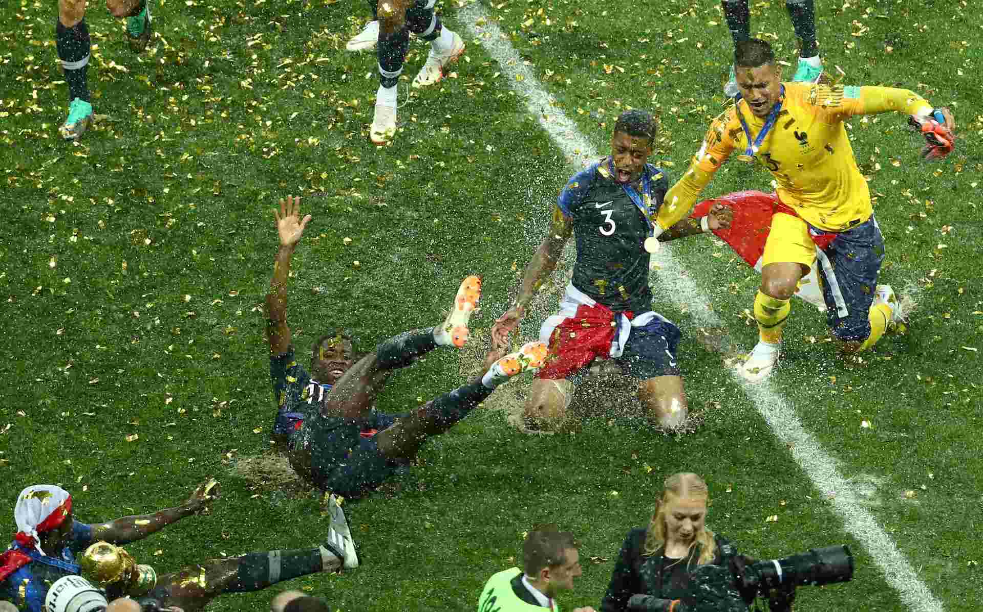 Dembele cùng các cầu thủ tuyển Pháp ăn mừng chức vô địch năm 2018