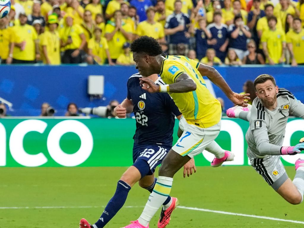 Vinícius hóa thần, Brazil dạo chơi trước Scotland
