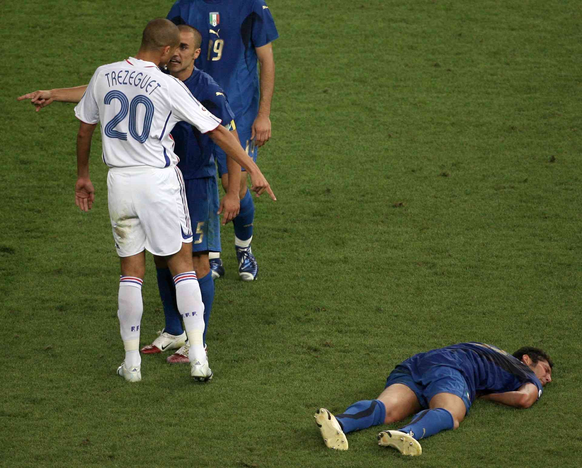 Marco Materazzi nằm sân sau cú húc đầu của Zinedine Zidane tại chung kết năm 2006