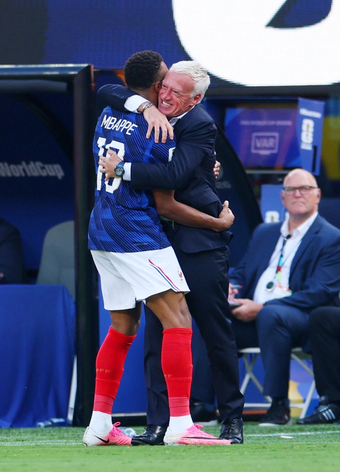 Kylian Mbappe ôm chặt HLV Didier Deschamps