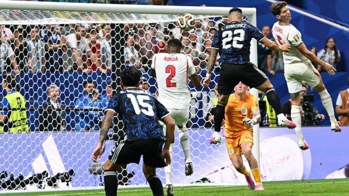 Lautaro Martínez ấn định tỷ số 2-1 cho Argentina