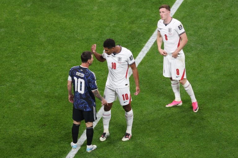 Bellingham trần tình vụ va chạm với Messi trước khi Argentina tiễn Anh bằng kịch bản điên rồ Bellingham trần tình vụ va chạm với Messi trước khi Argentina tiễn Anh bằng kịch bản điên rồ