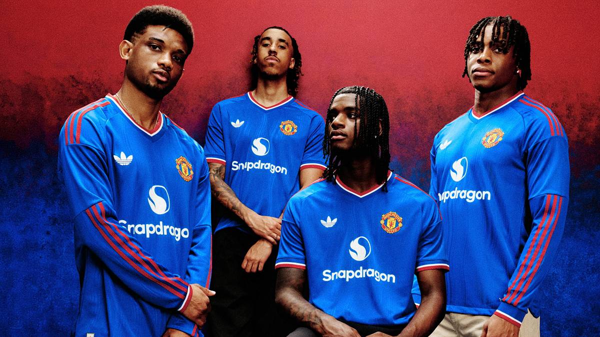 Áo đấu Ngoại hạng Anh Manchester United sân khách màu xanh lam phối logo cỏ ba lá retro