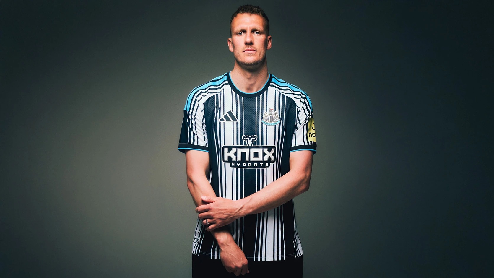 Áo đấu Ngoại hạng Anh Newcastle United sân nhà họa tiết sọc Doppler độc lạ