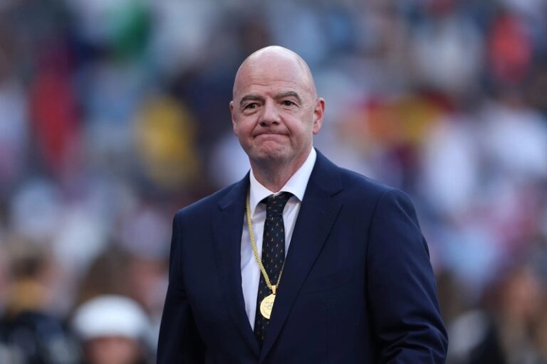 Gianni Infantino xin lỗi về sai lầm nhưng vẫn giữ ghế Chủ tịch FIFA