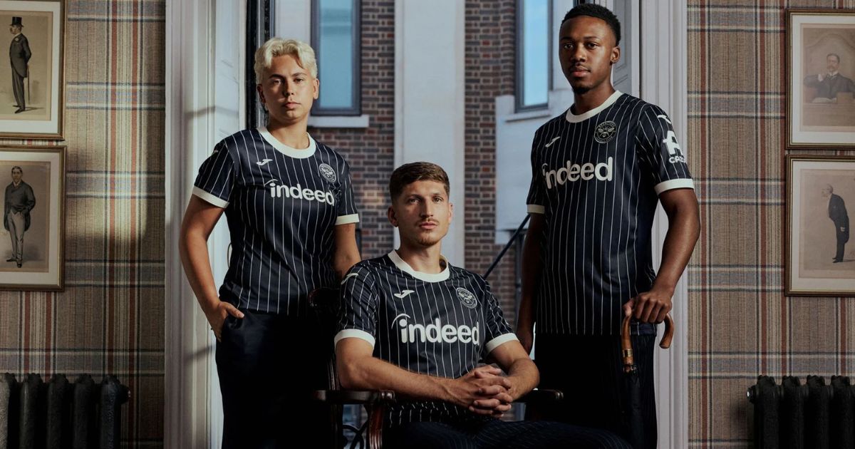 Trang phục thi đấu Ngoại hạng Anh Brentford sân khách màu xanh đen phong cách bộ suit Kingsman