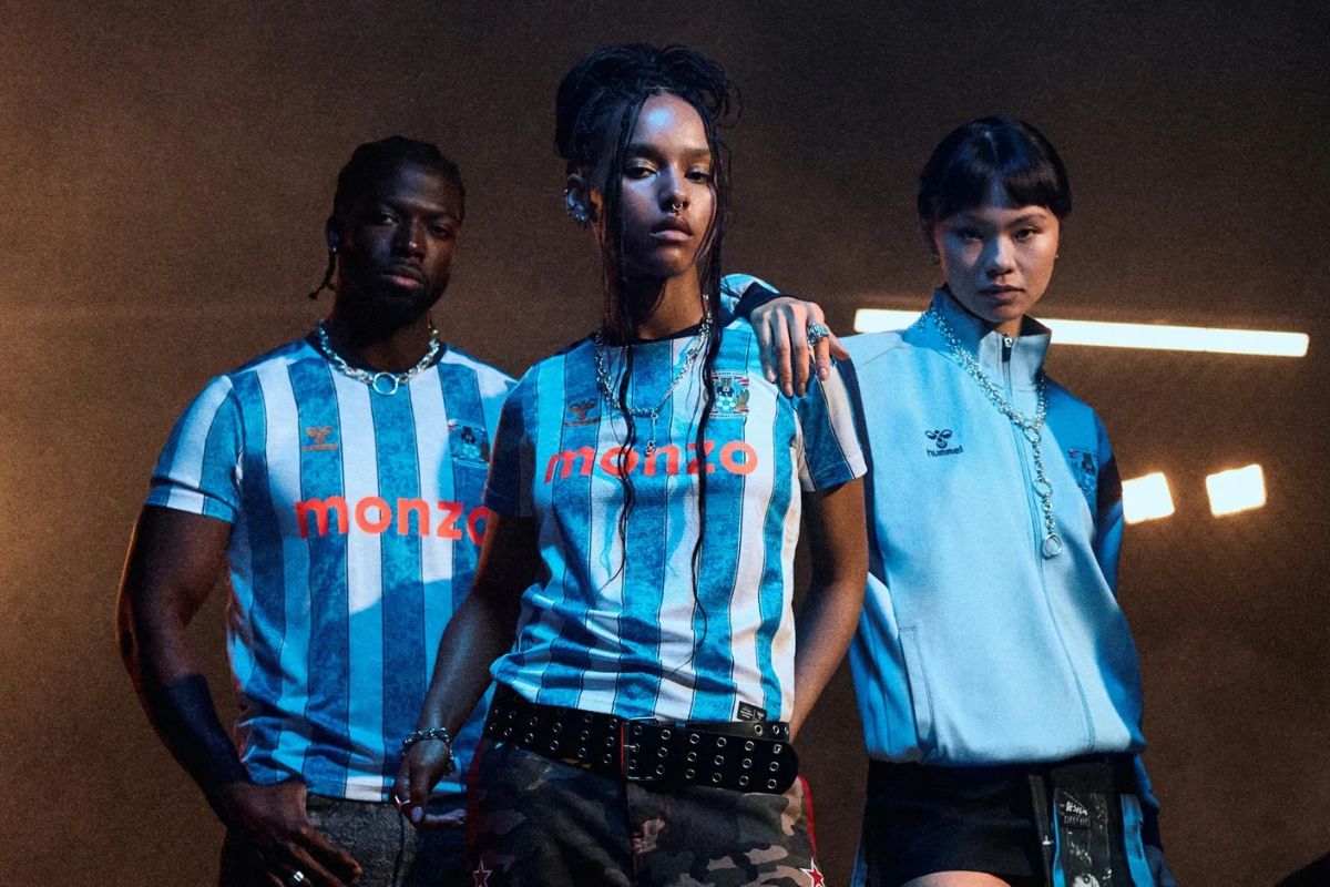 Trang phục thi đấu Ngoại hạng Anh Coventry City sân nhà sọc xanh trắng phong cách retro
