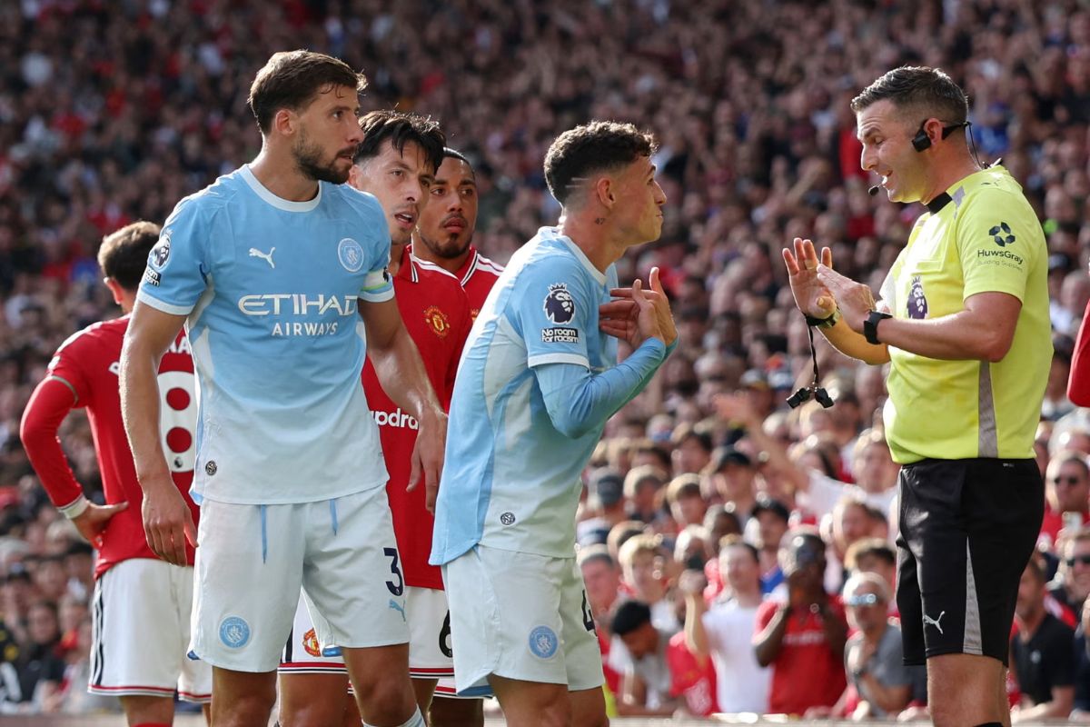 Phil Foden nhận thẻ đỏ trực tiếp sau tình huống vung chân đá nguội