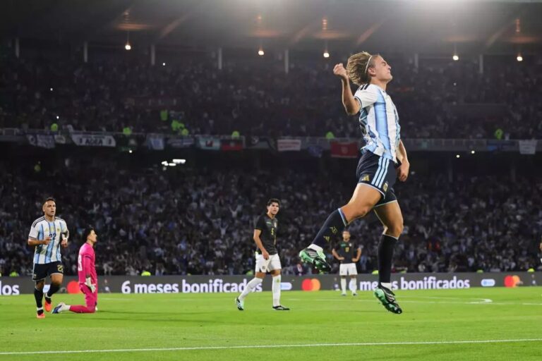 Vắng Messi, Argentina đè bẹp Bolivia 4-0 nhờ Nico Paz