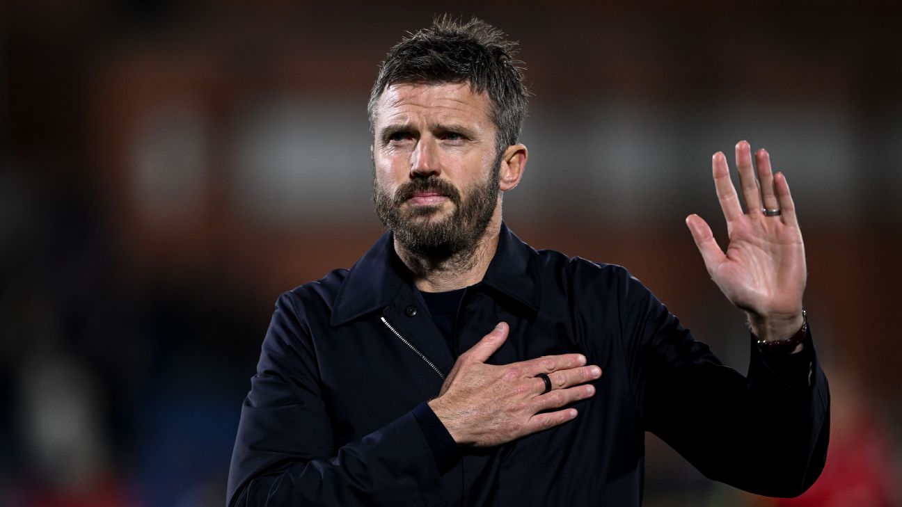 Carrick chắp tay xin lỗi CĐV sau khi Man United bị Como đánh bại 4-1