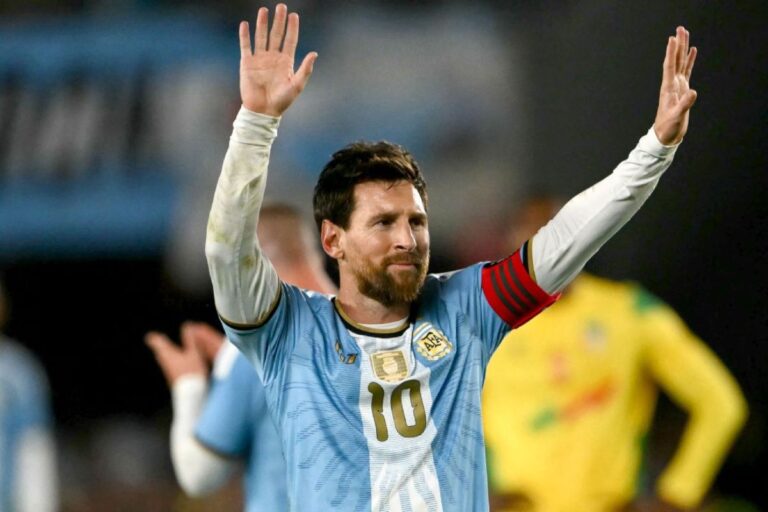 Messi đẫm nước mắt trong vũ điệu cuối cùng cùng Argentina